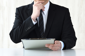 Persona che legge appunti da un bloc-notes